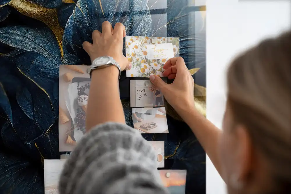 Tableau magnétique en verre avec motif floral ornemental
