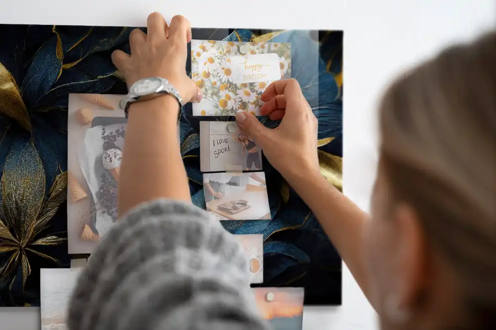 Tableau magnétique en verre avec motif floral ornemental