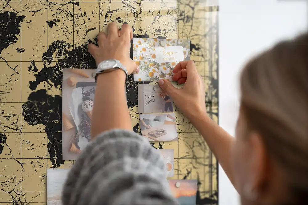 Tableau mural magnétique carte du monde style rétro