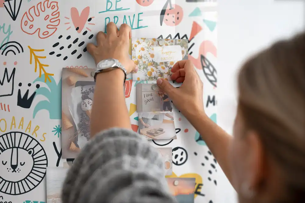 Tableau magnétique en verre avec motif dessins à la main