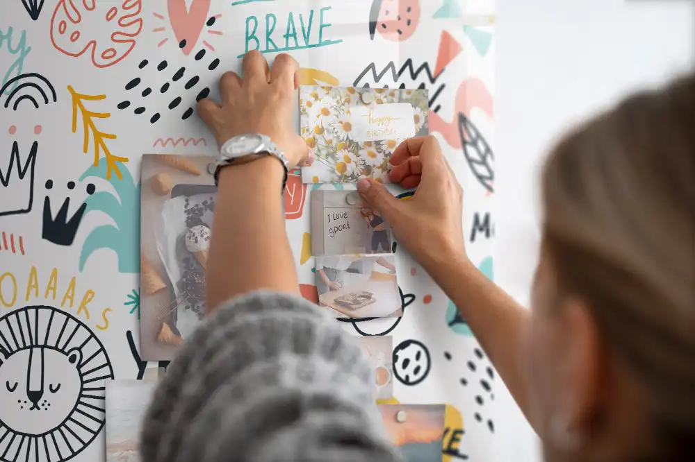 Tableau magnétique en verre avec motif dessins à la main
