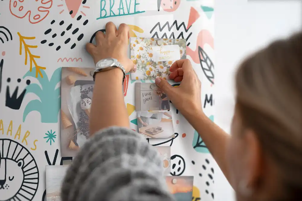 Tableau magnétique en verre avec motif dessins à la main