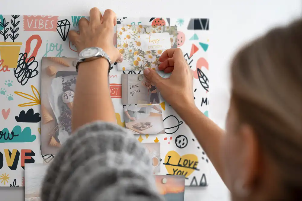 Tableau magnétique en verre avec motif dessins à la main