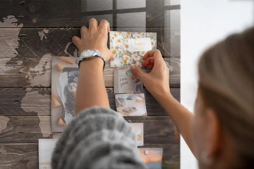 Tableau magnétique en verre avec motif carte du monde en bois
