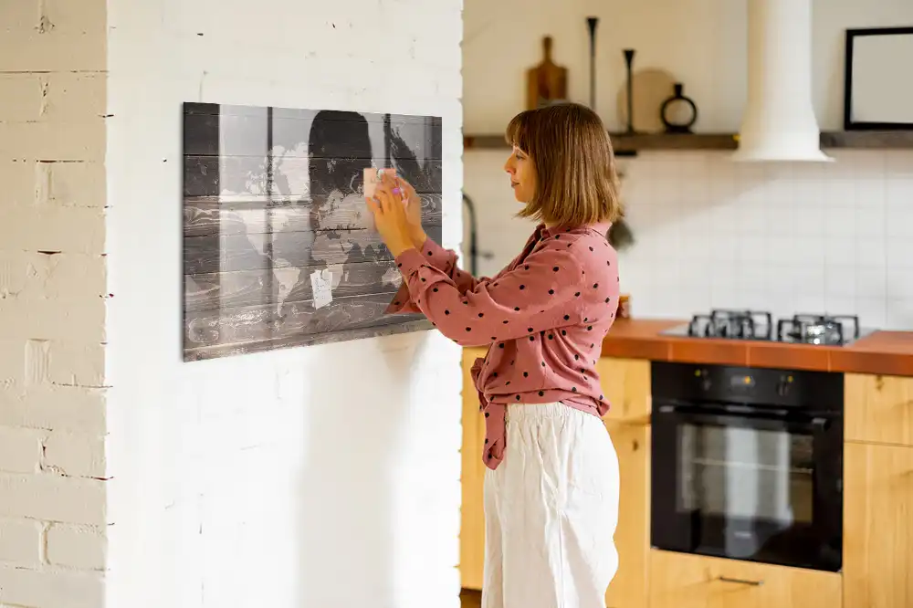 Tableau magnétique en verre avec motif carte du monde en bois