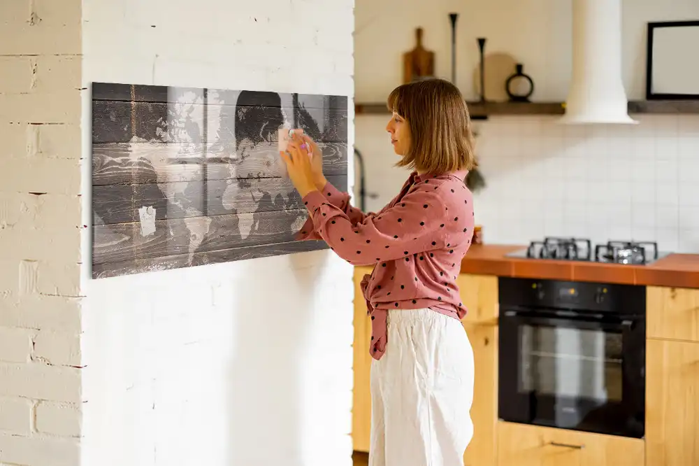 Tableau magnétique en verre avec motif carte du monde en bois