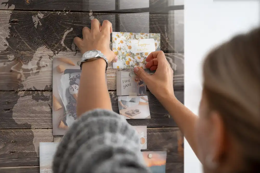 Tableau magnétique en verre avec motif carte du monde en bois