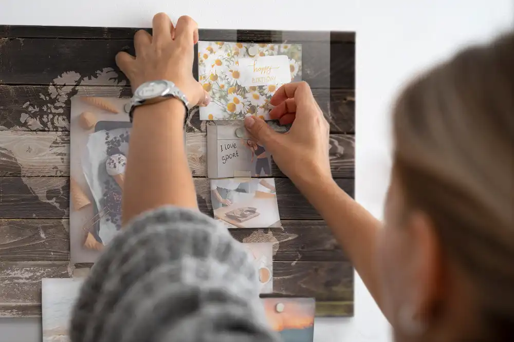 Tableau magnétique en verre avec motif carte du monde en bois