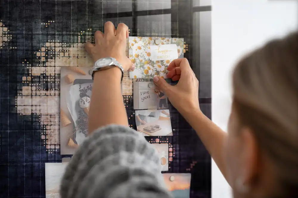 Tableau magnétique avec carte du monde artistique