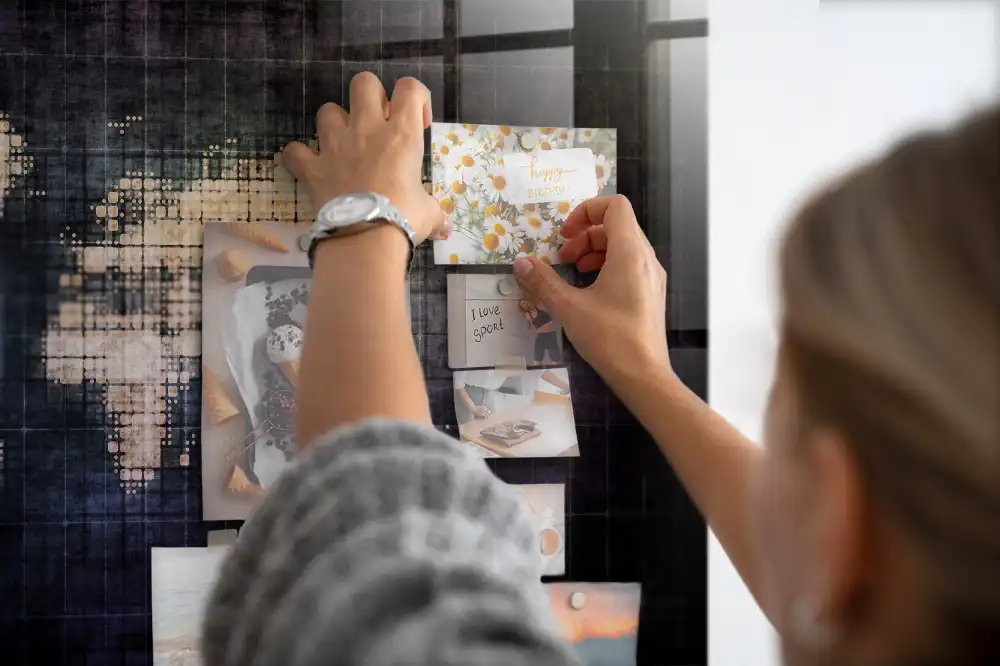 Tableau magnétique avec carte du monde artistique