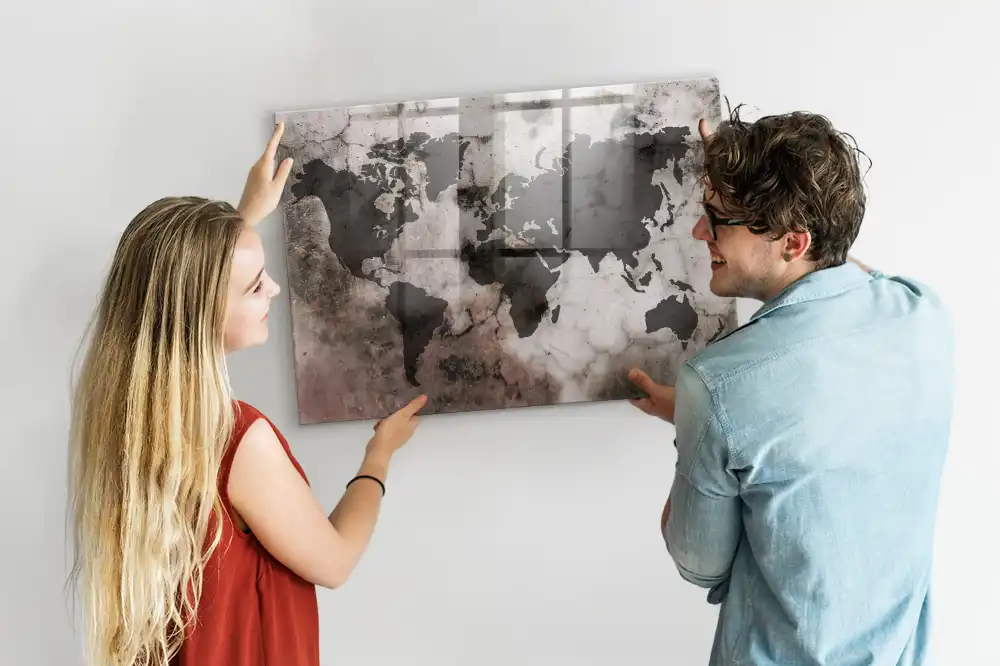 Tableau magnétique en verre motif carte du monde effet béton