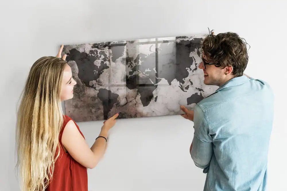 Tableau magnétique en verre motif carte du monde effet béton