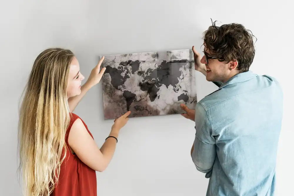 Tableau magnétique en verre motif carte du monde effet béton