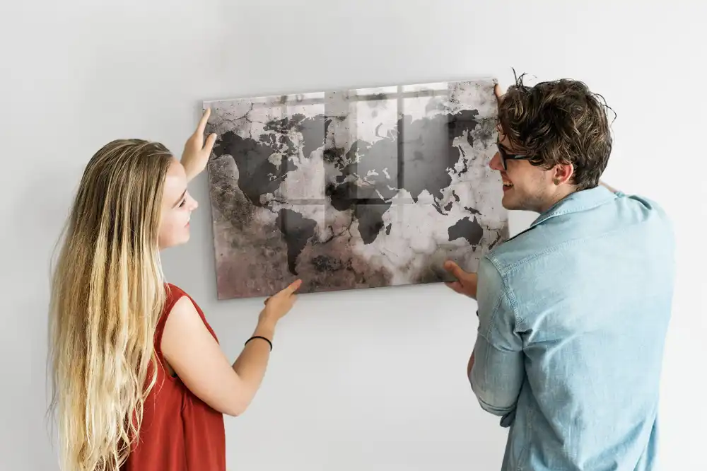 Tableau magnétique en verre motif carte du monde effet béton