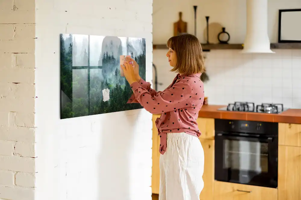Tableau en verre magnétique motif forêt brumeuse