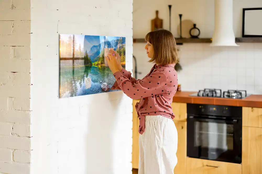 Tableau magnétique en verre représentant une rivière dans les montagnes