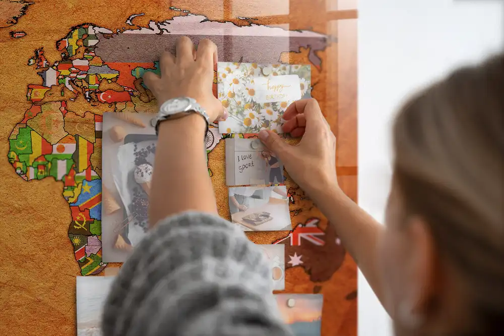 Tableau magnétique en verre avec carte du monde politique