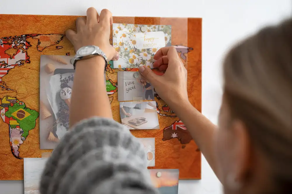 Tableau magnétique en verre avec carte du monde politique
