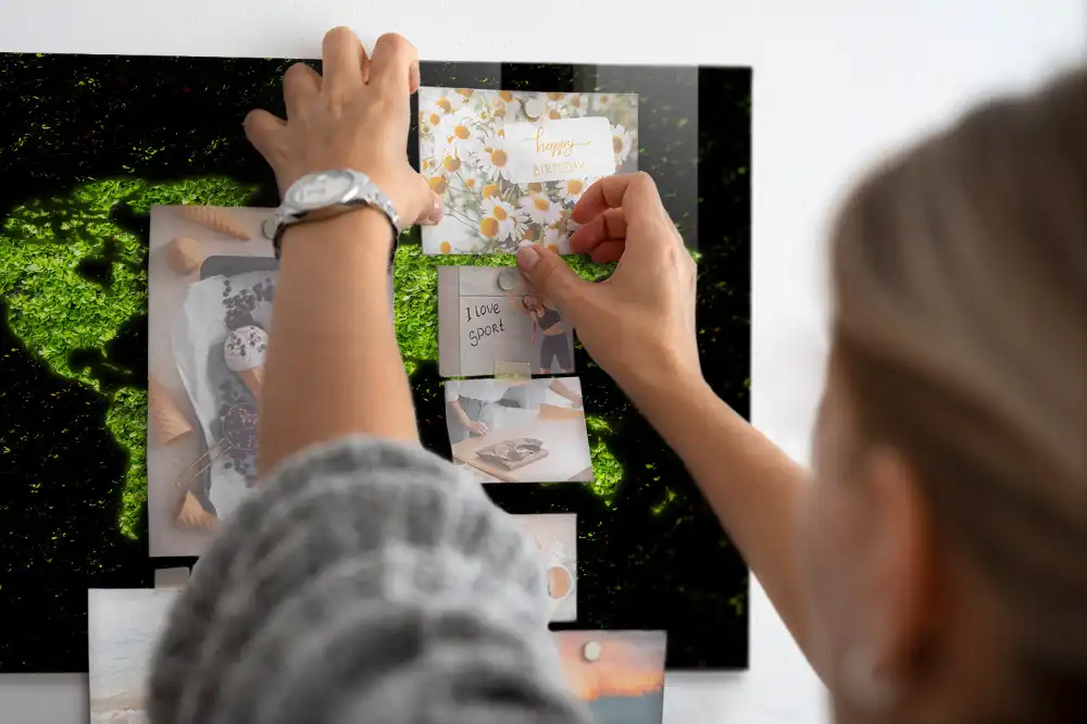Tableau mural magnétique représentant un atlas mondial