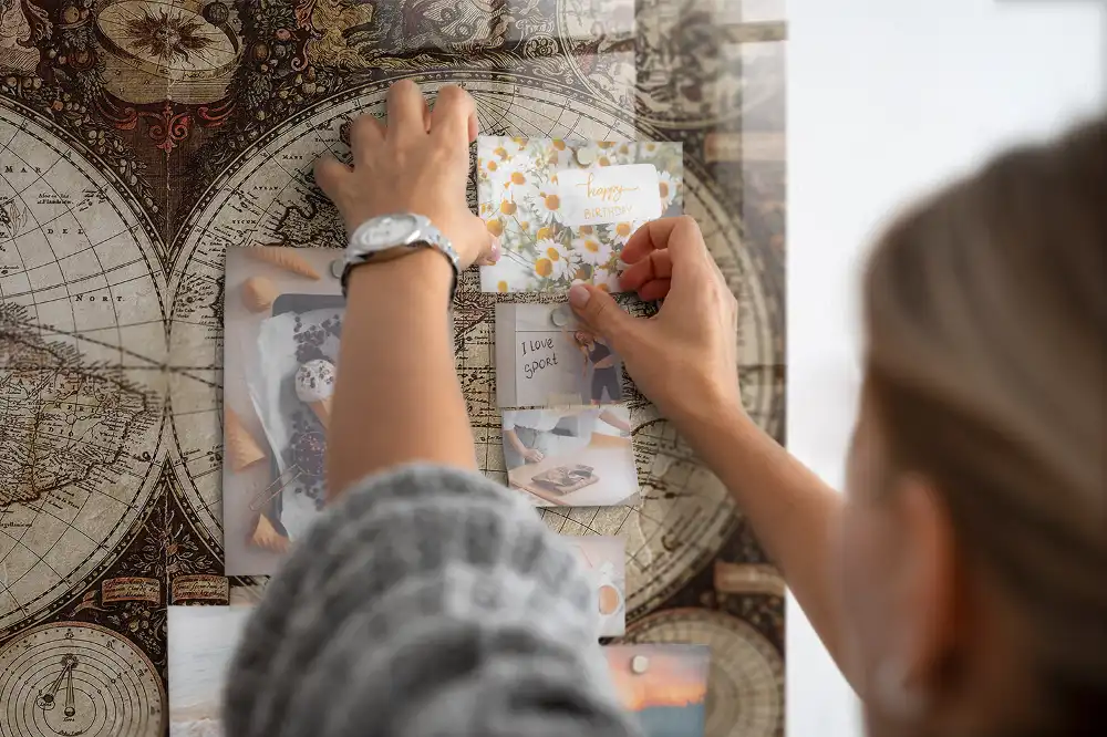 Tableau magnétique en verre avec carte du monde historique
