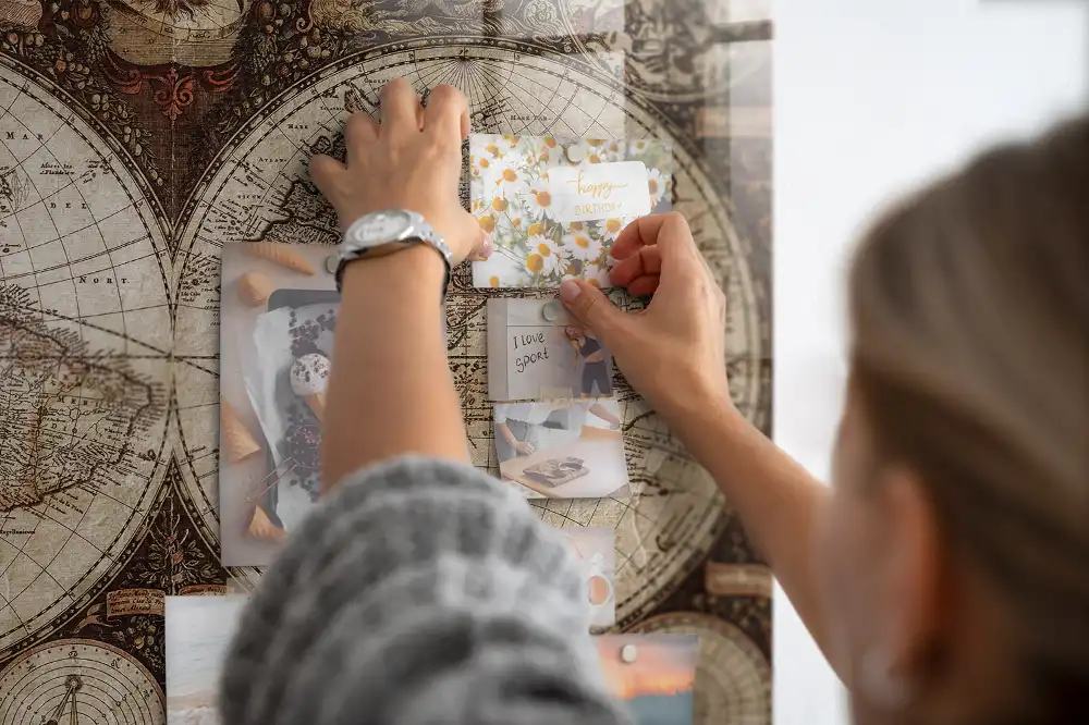 Tableau magnétique en verre avec carte du monde historique