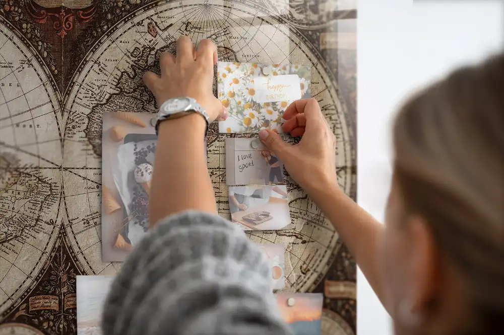 Tableau magnétique en verre avec carte du monde historique