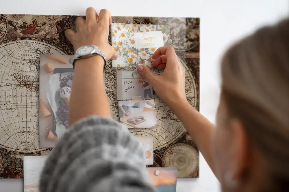 Tableau magnétique en verre avec carte du monde historique