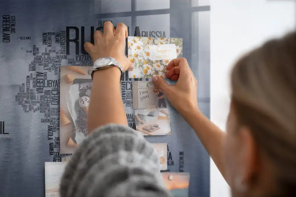 Tableau magnétique en verre avec carte du monde typographique