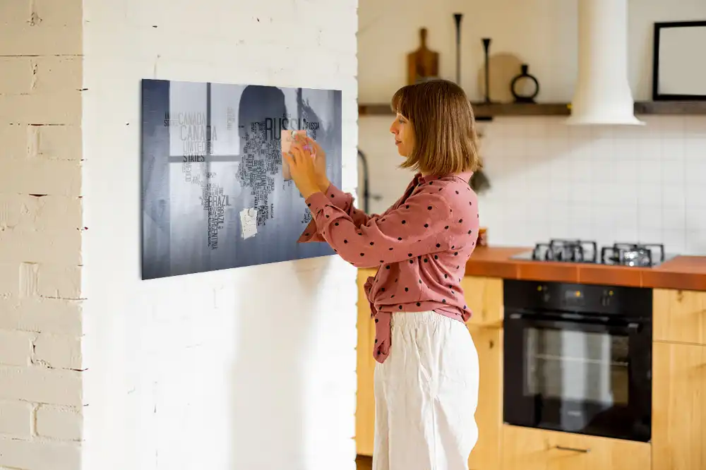Tableau magnétique en verre avec carte du monde typographique