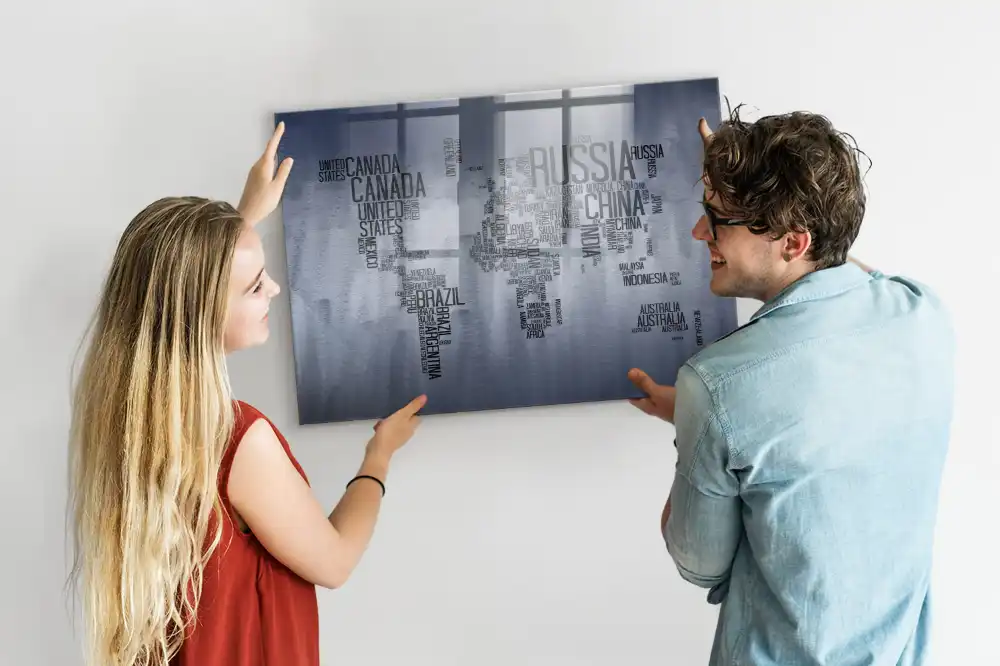 Tableau magnétique en verre avec carte du monde typographique