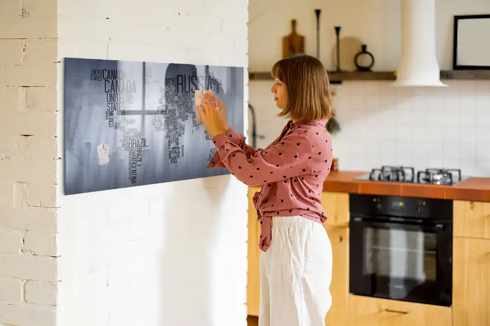 Tableau magnétique en verre avec carte du monde typographique