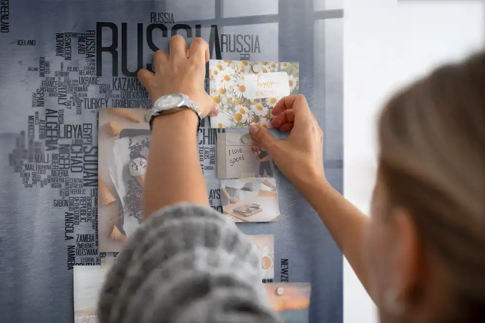 Tableau magnétique en verre avec carte du monde typographique