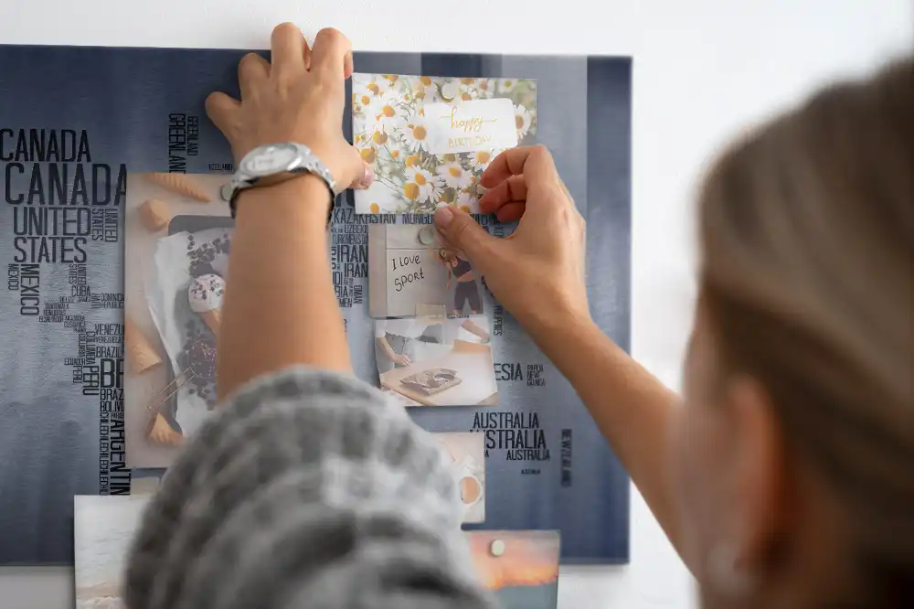 Tableau magnétique en verre avec carte du monde typographique