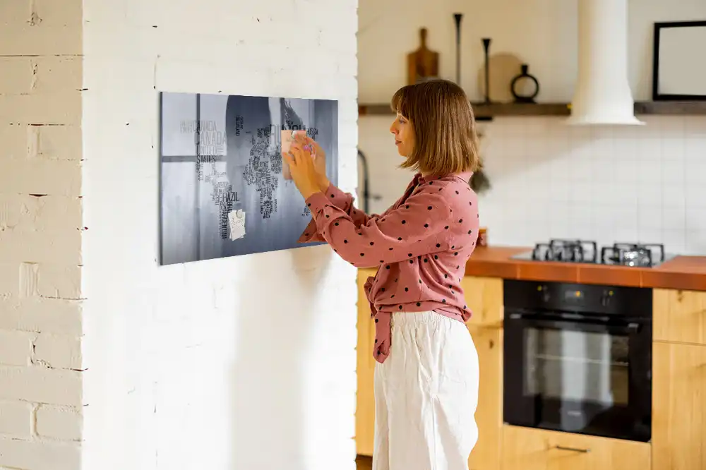 Tableau magnétique en verre avec carte du monde typographique