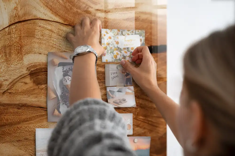 Tableau magnétique en verre avec structure en bois