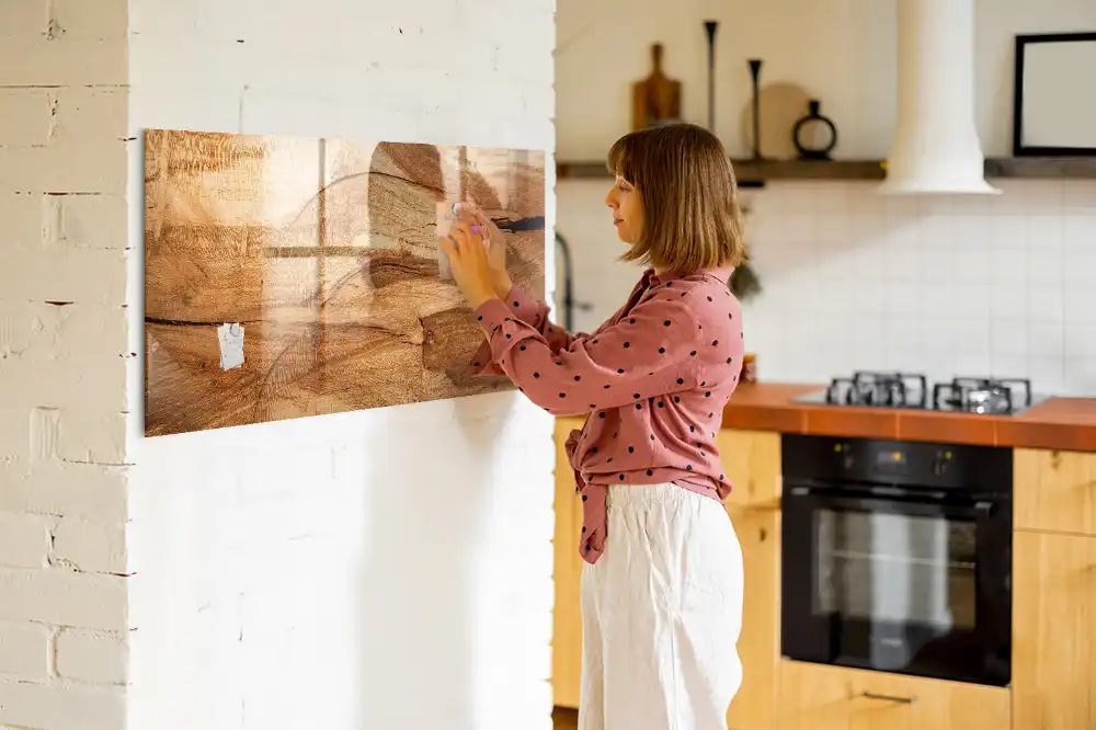 Tableau magnétique en verre avec structure en bois