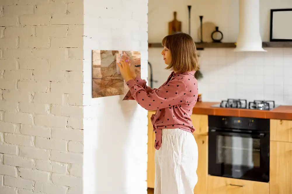 Tableau magnétique en verre avec structure en bois