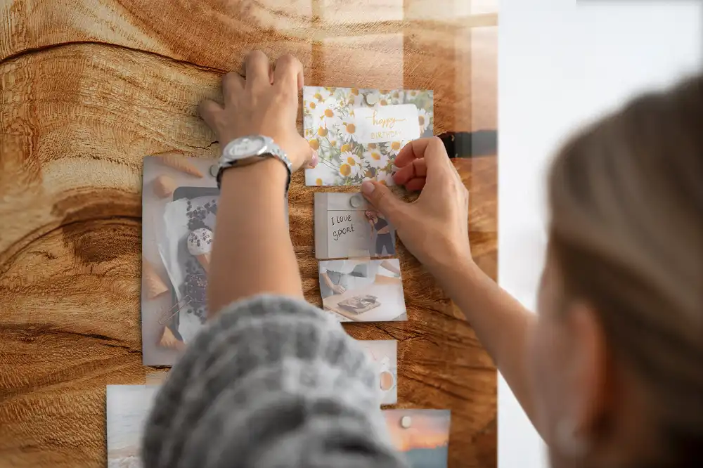 Tableau magnétique en verre avec structure en bois