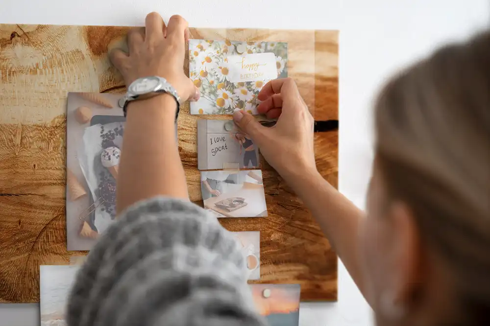 Tableau magnétique en verre avec structure en bois