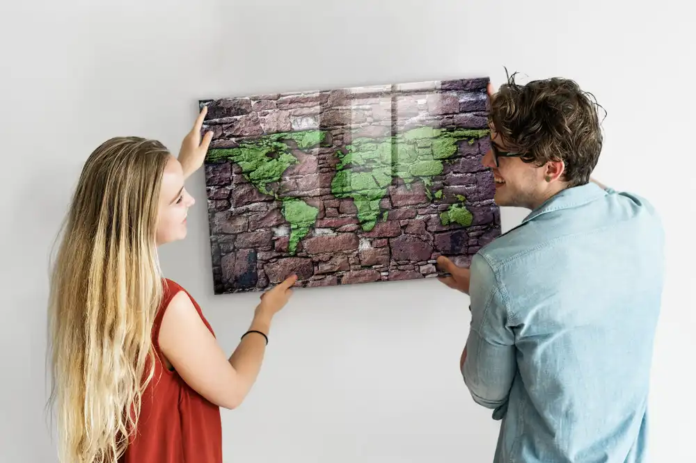 Tableau en verre magnétique motif monde sur fond de briques