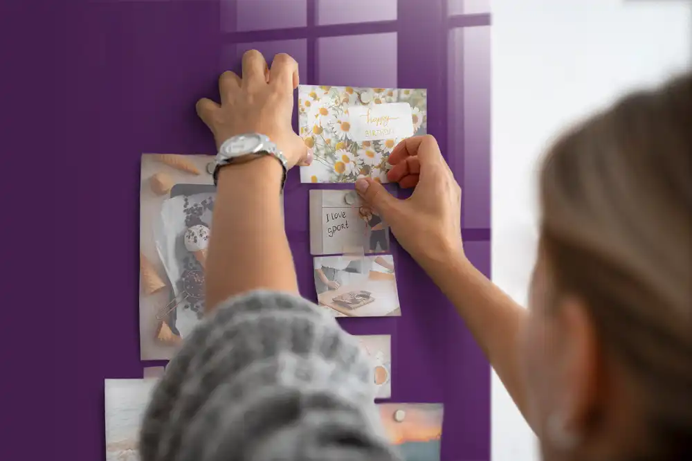 Tableau mural magnétique violet