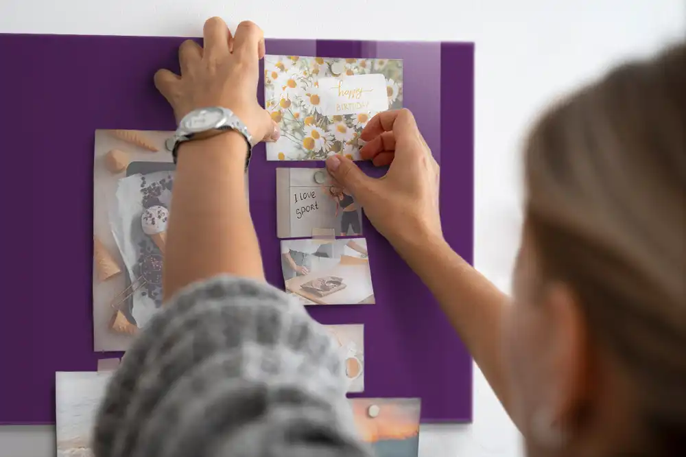 Tableau mural magnétique violet
