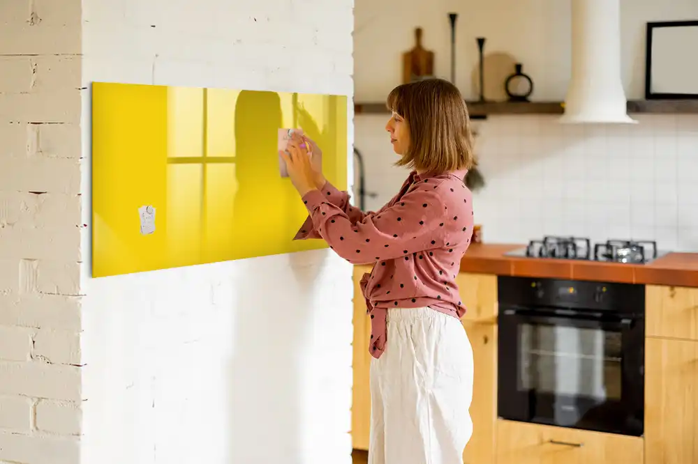 Tableau magnétique en verre jaune clair