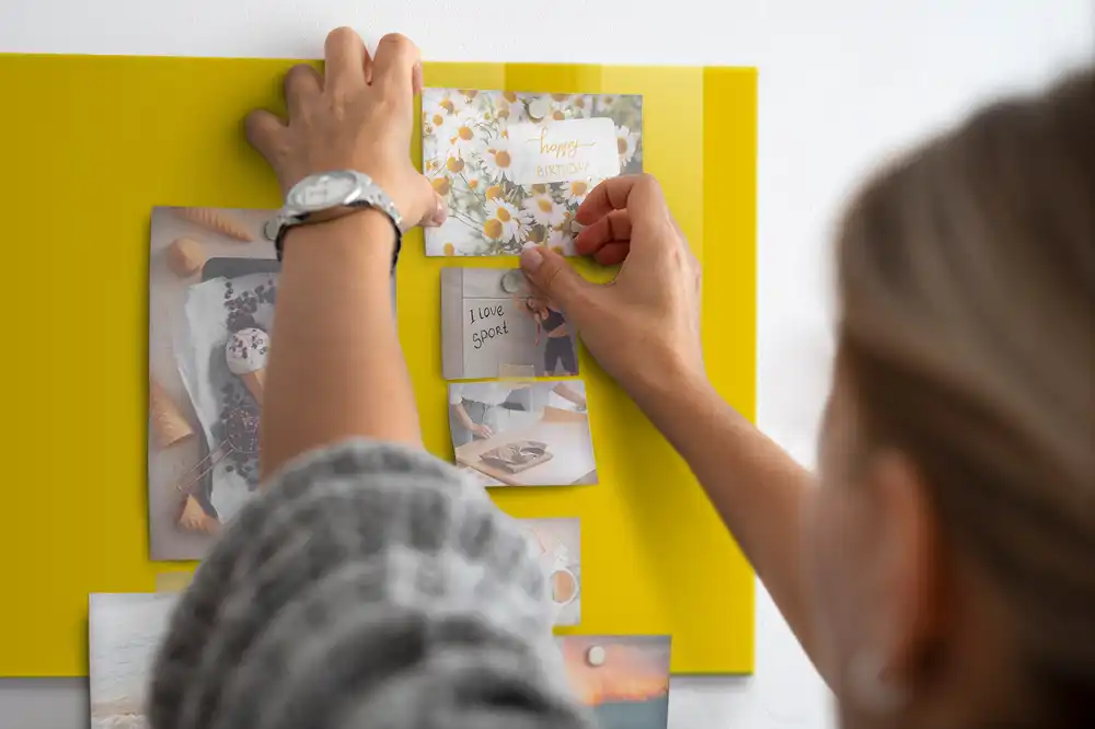 Tableau magnétique en verre jaune clair