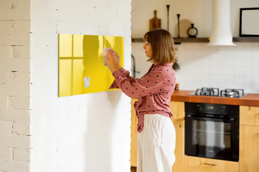Tableau magnétique en verre jaune clair