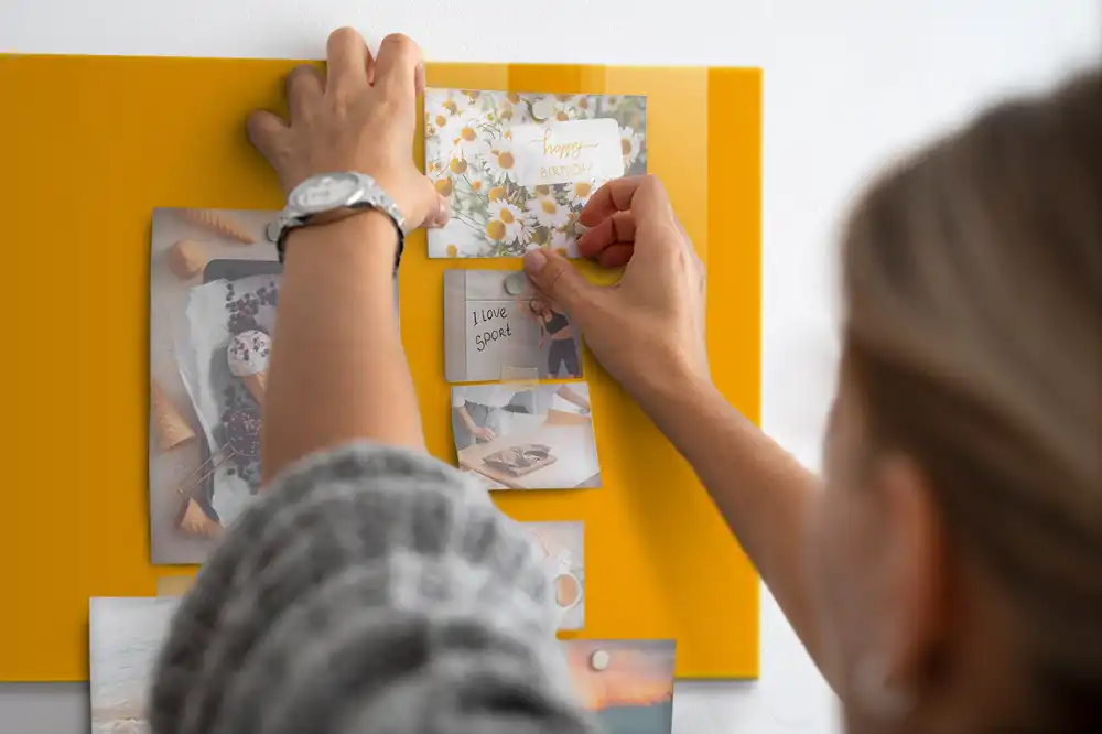 Tableau aimanté décoratif jaune doré