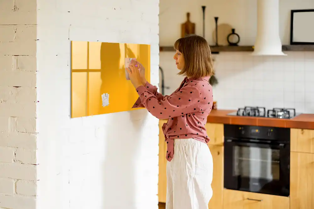 Tableau aimanté décoratif jaune doré