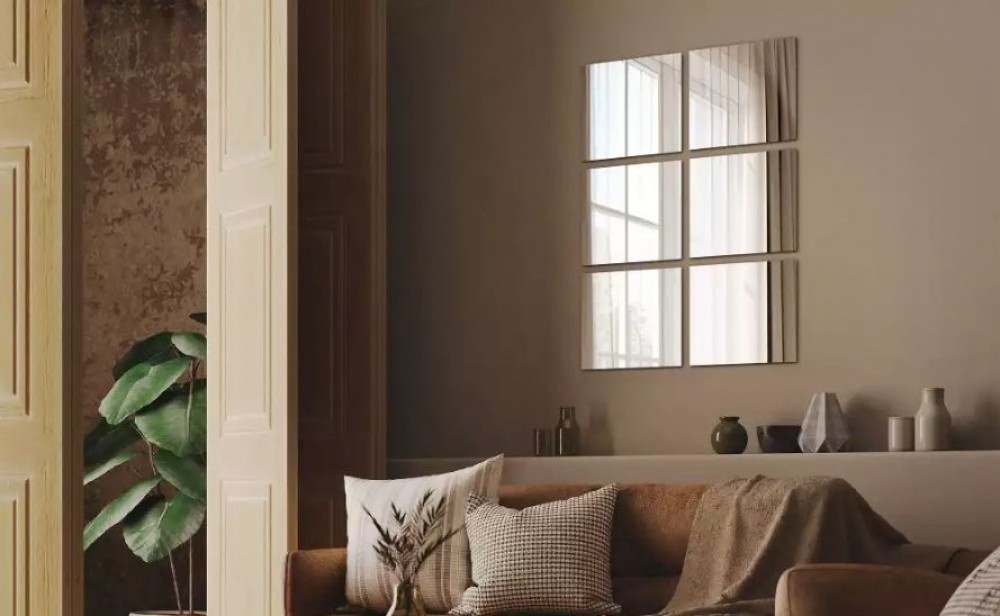 Miroirs collés au mur
