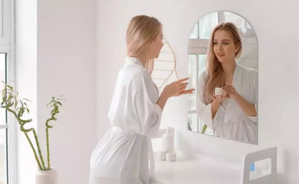 miroir au dessus de la coiffeuse